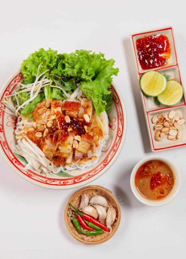 roast-pork-fermented-fish-noodles